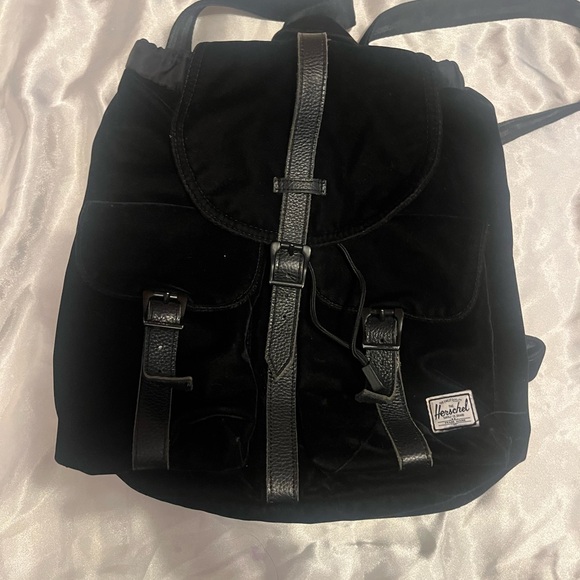 dawson backpack paris herschel Small tanned leather straps – give the backpack a stylish and natural accent Practical compartment layout – main compartment with drawstring and two front pockets provide quick access and organization Easily accessible main compartment – allows convenient storage and retrieval of items Weight of 0.70 kilograms – ensures comfortable carrying even on longer journeys The Herschel Dawson 20.5 is a functional companion for leisure Herschel Supply Co. Women's Dawson